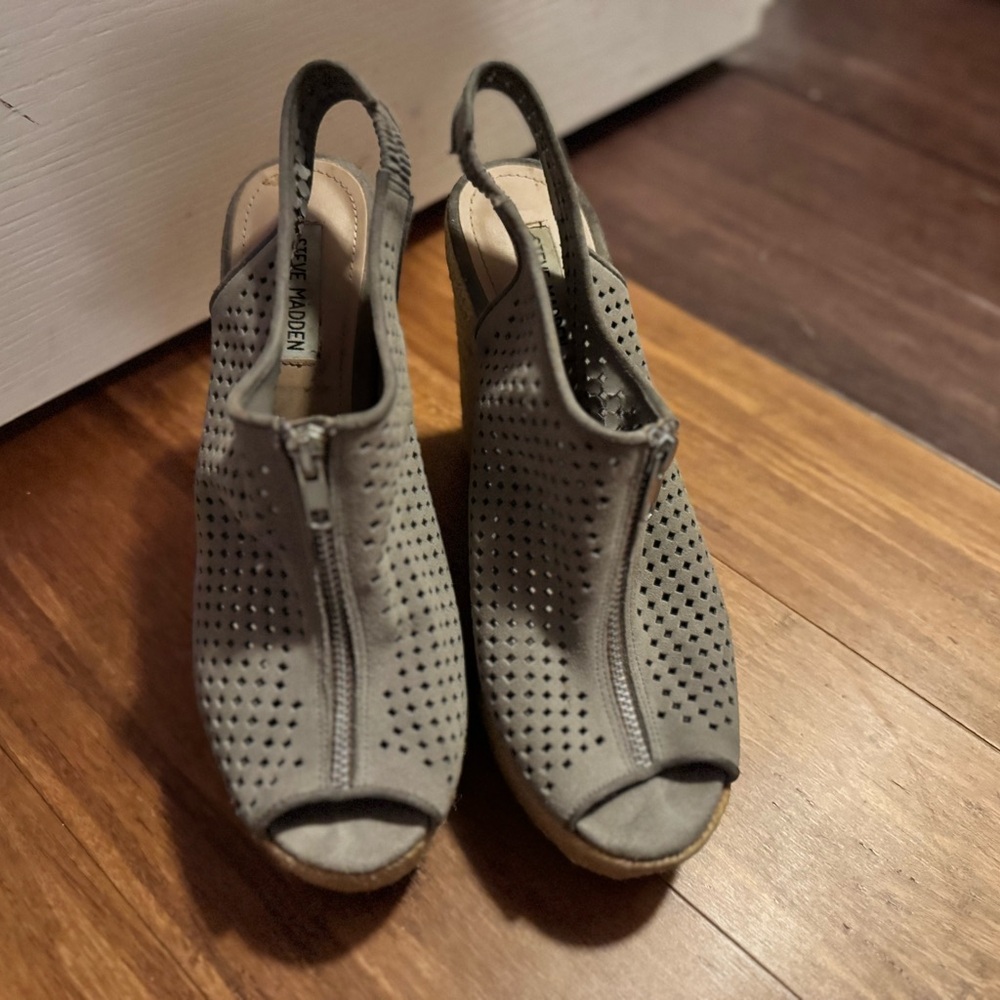 Steve Madden Olivvia Wedge Sandals (Gray)